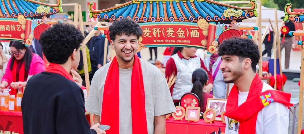 لونغهوا تحتفل بعام الصين لأبيك ومهرجان الربيع الصيني